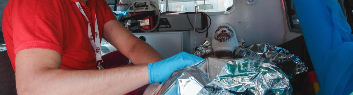 Un paciente con quemaduras severas en una ambulancia de MSF