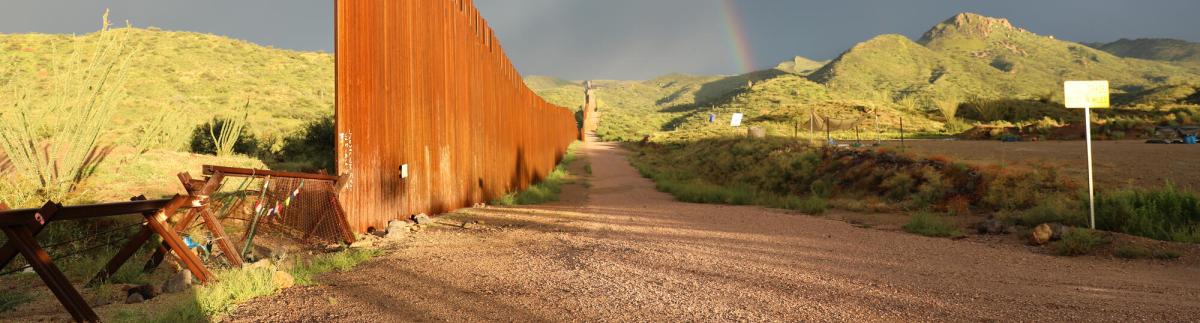 Muro que separa México de EE. UU. en Arizona