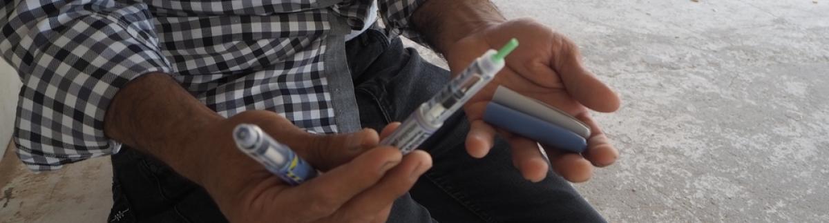Anis con sus bolígrafos de insulina.