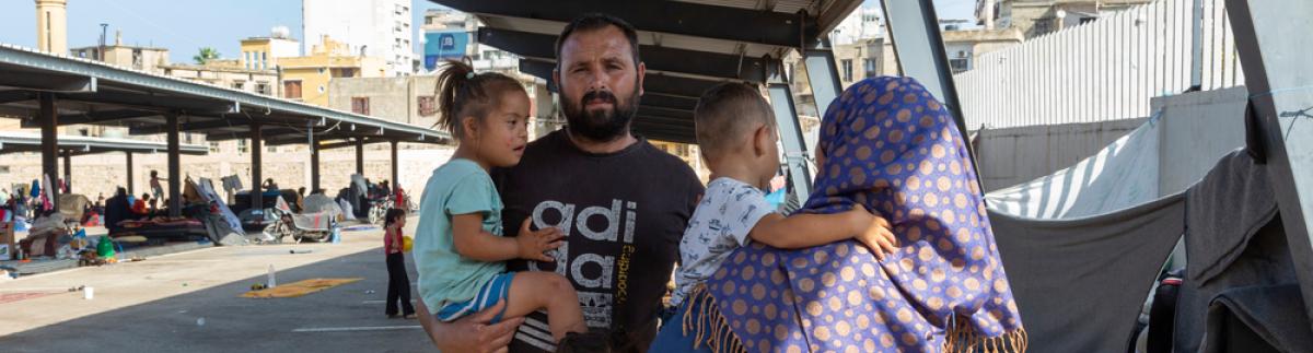 Refugiados sirios que viven en un parking en la ciudad de Saida, al sur de Líbano. Llegaron aquí tras huir de los ataques israelíes. 16 de octubre de 2024
