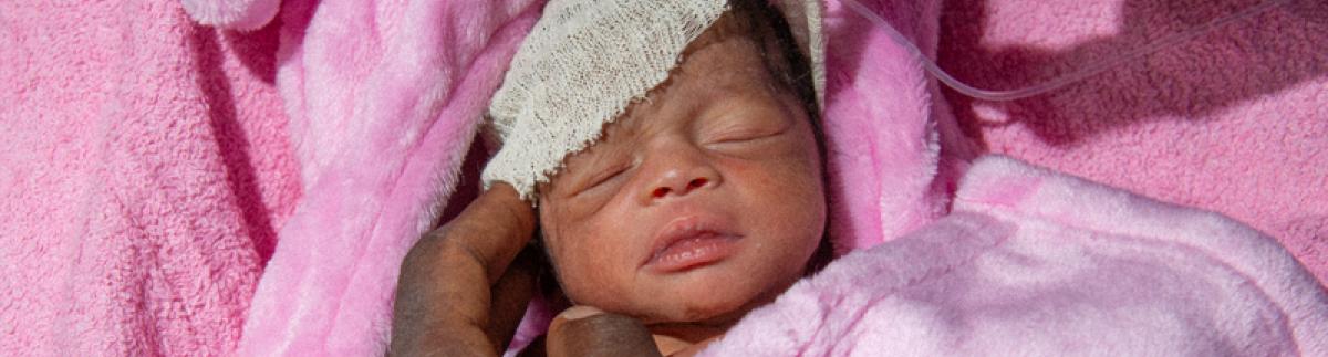 La bebé Isha Ali Modu, un día después de nacer, en la unidad de cuidados intensivos neonatales del hospital Nilefa Keji de Maiduguri, Nigeria