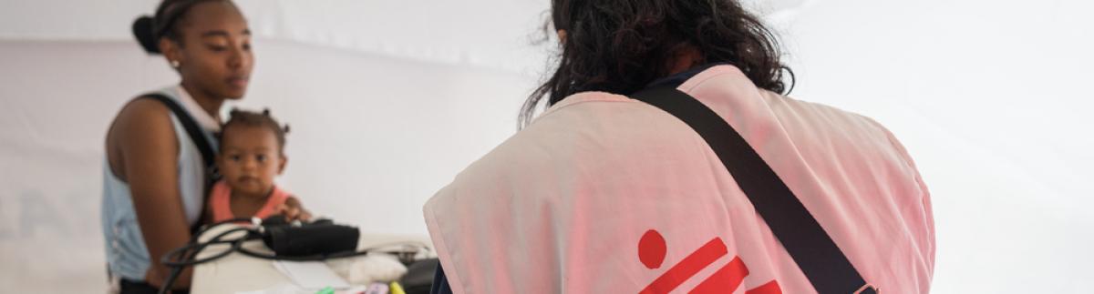 Una trabajadora de MSF atiende a una mujer migrante que viaja con un niño en el estado de Oaxaca, sur de México.