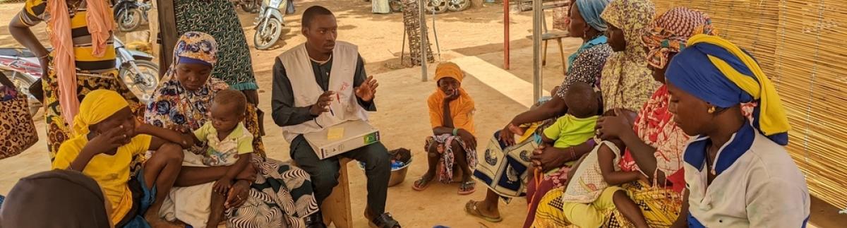 Sesión de sensibilización para refugiados burkineses en el centro de salud de Koro