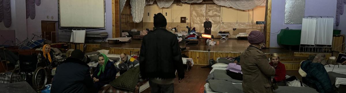 Personas de la región de Donetsk descansando en el centro de tránsito de Pavlohrad, región de Dnipropetrovsk.