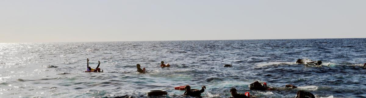 Los hombres armados amenazaron a la gente del bote de goma y dispararon al aire, provocando que más de 70 personas saltaran al agua. 