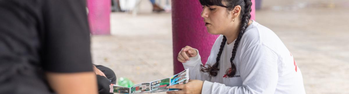 Una trabajadora comunitaria de MSF en Suchiate, en el sur de México, explica los servicios que presta la organización en la cercana ciudad de Tapachula 