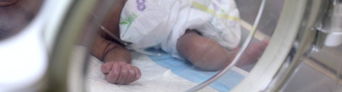 Niño prematuro en el hospital Nasser de Jan Yunis, Franja de Gaza.