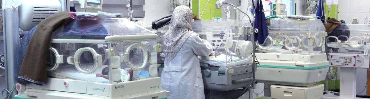 Enfermera de MSF trabajando en el hospital Nasser, apoyado por MSF, en Jan Yunis, Gaza. 
