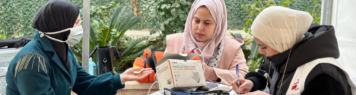 Una paciente se somete a su primera evaluación en el centro Jaber de MSF en la zona H2 de Hebrón. 