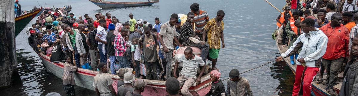 Personas llegando al puerto de Kituku, en Goma. Huyen de los continuos combates en Kivu Norte y Kivu Sur.