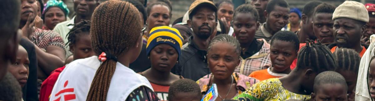 Un promotor de salud de MSF da una sesión de sensibilización sobre el acceso a la atención sanitaria en los centros cercanos apoyados por MSF a las personas desplazadas en la escuela de Nyabiounou, en Goma.