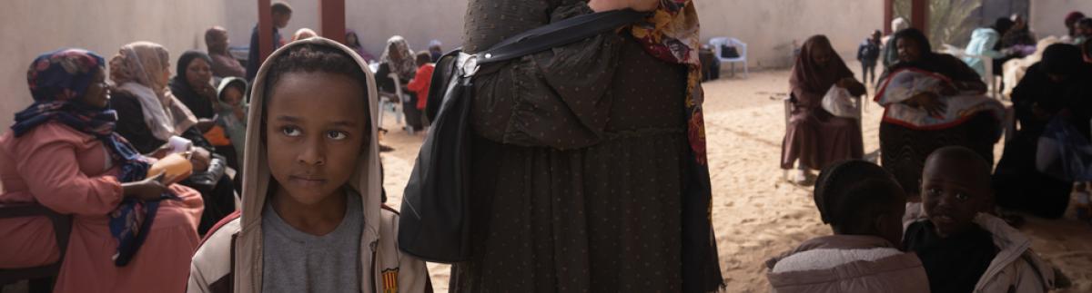 Una mujer y su hijo están esperando en uno de los centros de salud en los que MSF proporciona cuidados en la ciudad de Zuwara, Libia.