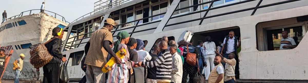 Varias personas suben a un barco en el puerto de Bukavu, capital de la provincia de Kivu Sur