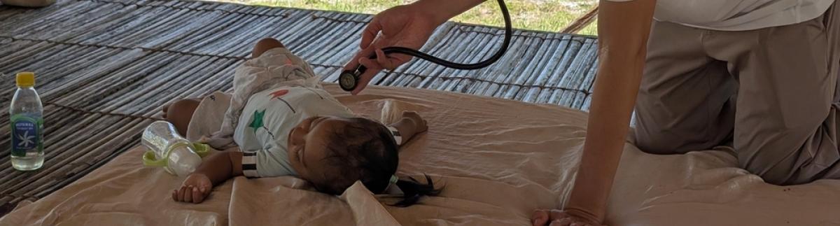 Médico de MSF examina a un bebé. 