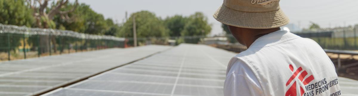 Un trabajador de MSF inspecciona los paneles solares instalados en el hospital de Zumi, en el norte de Nigeria.