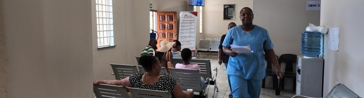 La Dra. Tandzile Nhlengetfwa atraviesa la sala de espera de la clínica Sitsandziwe.