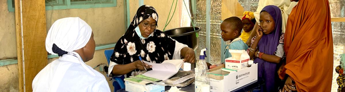 Consulta, registro y atención de pacientes con anemia falciforme en el Centre de Santé Mère et Enfant de Diffa.