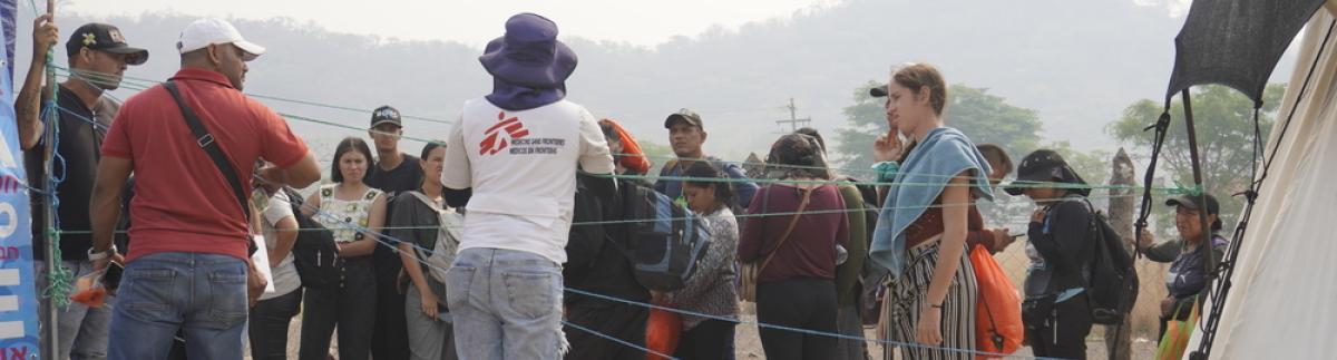 Los migrantes en Honduras hacen cola para solicitar un permiso especial de tránsito.