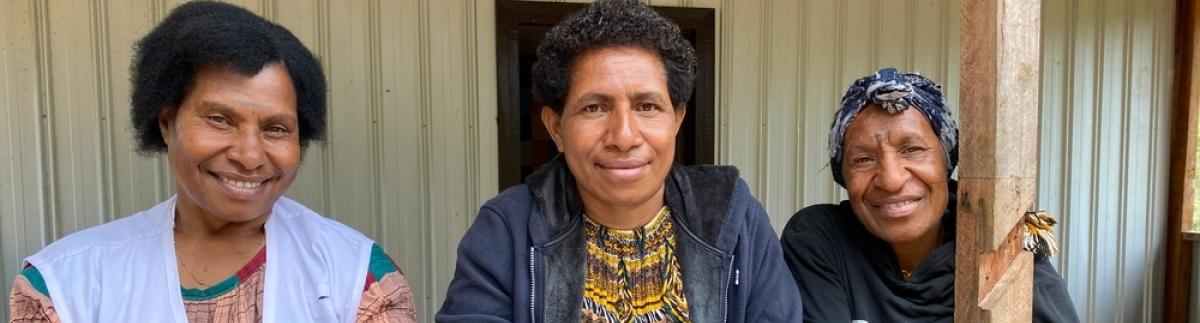 Janet, supervisora de participación comunitaria de MSF, con Judith, trabajadora sanitaria comunitaria, y Cathy, voluntaria sanitaria del pueblo, en el puesto de salud del pueblo de Mondumil, en la provincia de Jiwaka, Papúa Nueva Guinea. 