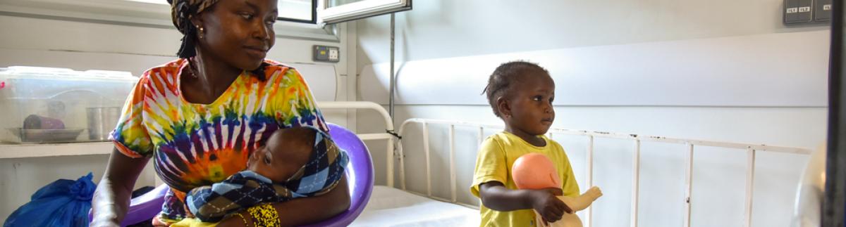 Fanta Morri, de 3 años, sostiene una muñeca en la sala de hospitalización del Hospital Materno Infantil de MSF en Kenema, Sierra Leona. 