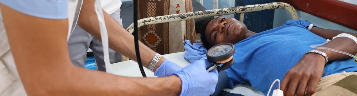 El personal médico comprueba los signos vitales de un paciente ingresado en un centro de tratamiento de la diarrea abierto por MSF en colaboración con el Ministerio de Salud en el hospital general Abs, provincia de Hajjah, Yemen.