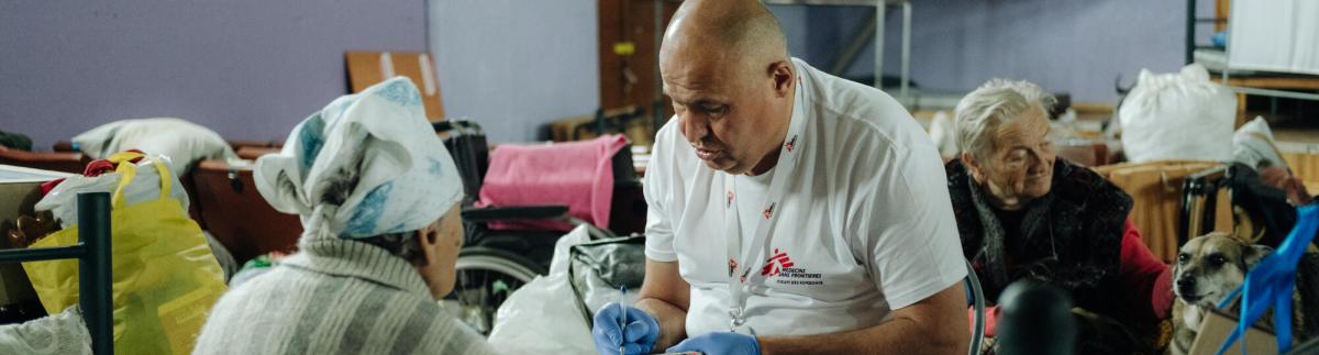 Personas procedentes de las zonas de primera línea llegan al centro de tránsito para desplazados internos en la región de Dnipropetrovsk (este de Ucrania). 