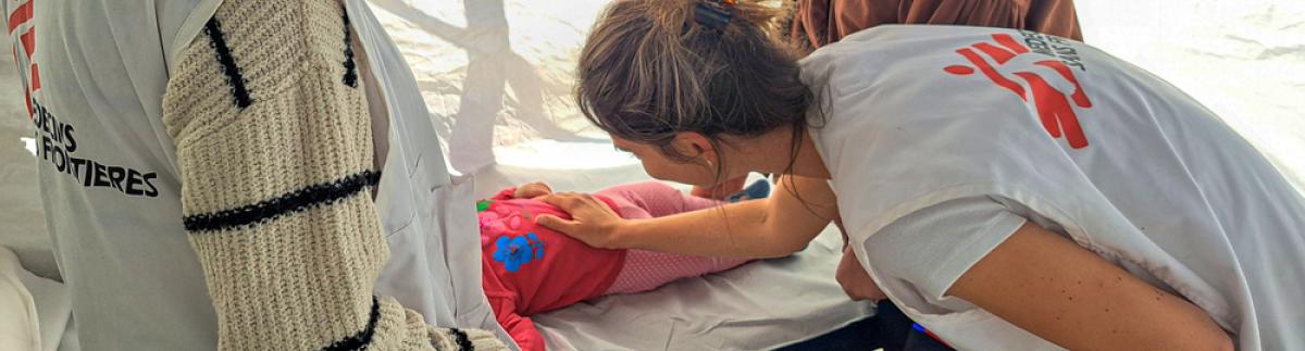 Megan Hughes, enfermera, examina a un bebé de 9 meses.