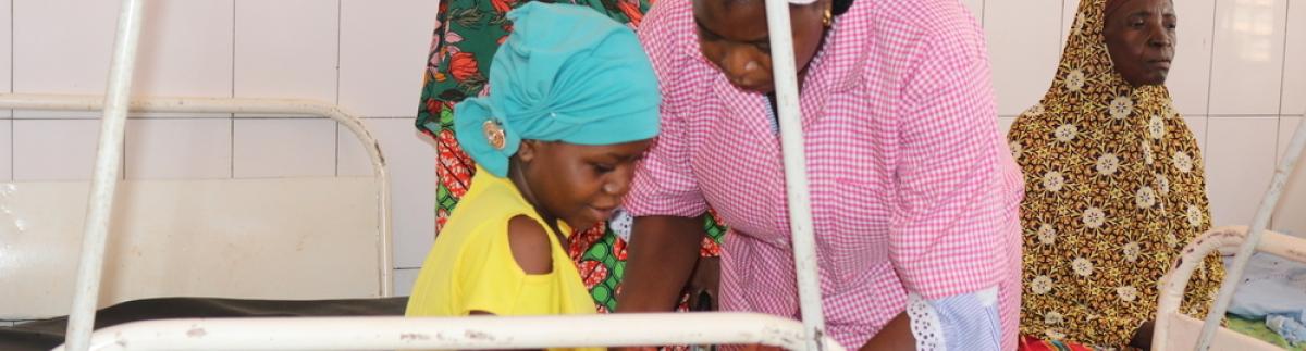 Una comadrona del Ministerio de Salud ayuda a una madre primeriza a amamantar a su bebé. Mouhoun, Burkina Faso.