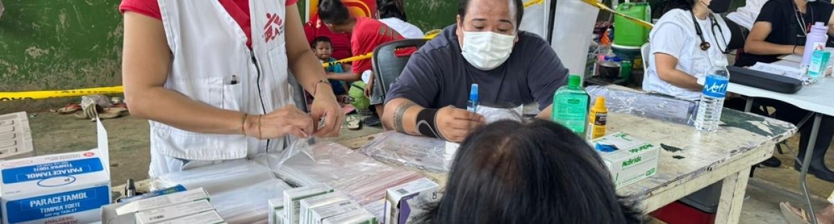 Clínica móvil para prestar servicios médicos y de salud mental esenciales a las poblaciones afectadas por el tifón Kalmaegi. Talmasay, ciudad de Cebú.