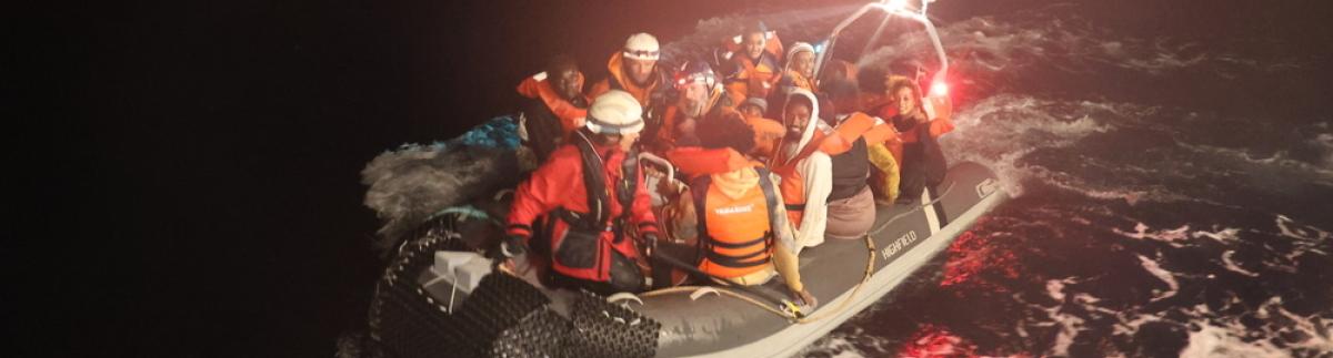 En la tarde del 16 de noviembre de 2025, el equipo de MSF a bordo del Oyvon rescató a un grupo de 27 personas que se encontraban en peligro en una embarcación neumática. A la mañana siguiente, todas ellas desembarcaron sanas y salvas en Lampedusa.