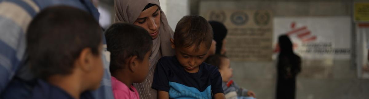 Hanan Zanoun y sus tres hijos en Nasser