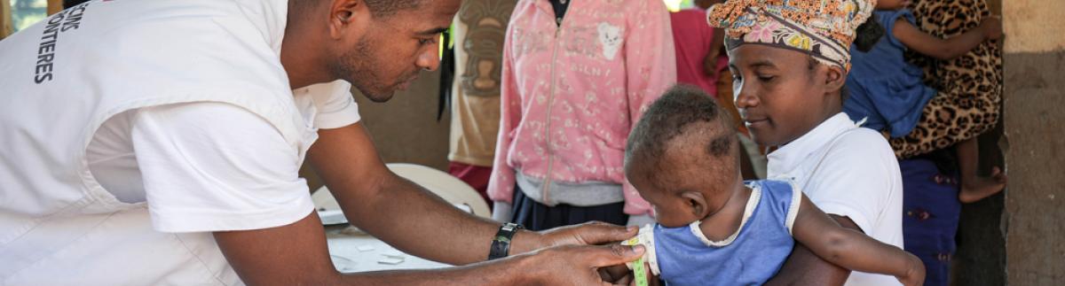 El distrito de Ikongo, donde llevamos a cabo actividades de emergencia nutricional, es uno de los más gravemente afectados por la malaria, con una alta prevalencia de desnutrición entre niños y niñas. 