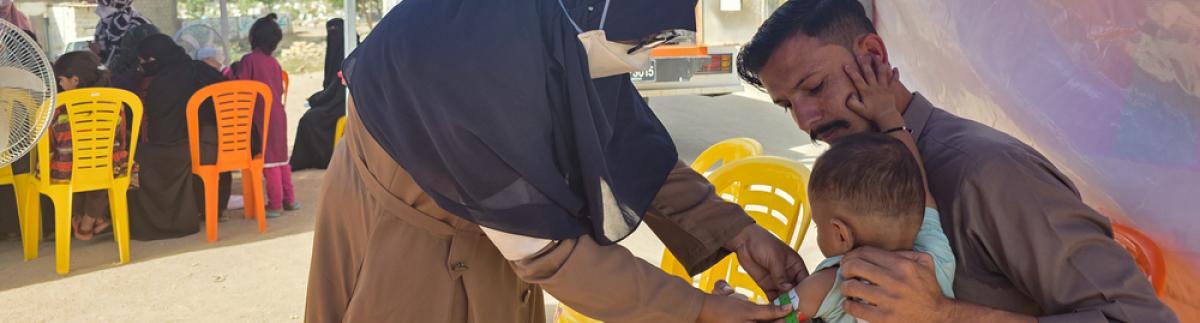 Una trabajadora de MSF realiza una prueba de desnutrición con un MUAC en Baldia Town, Karachi, Pakistán.