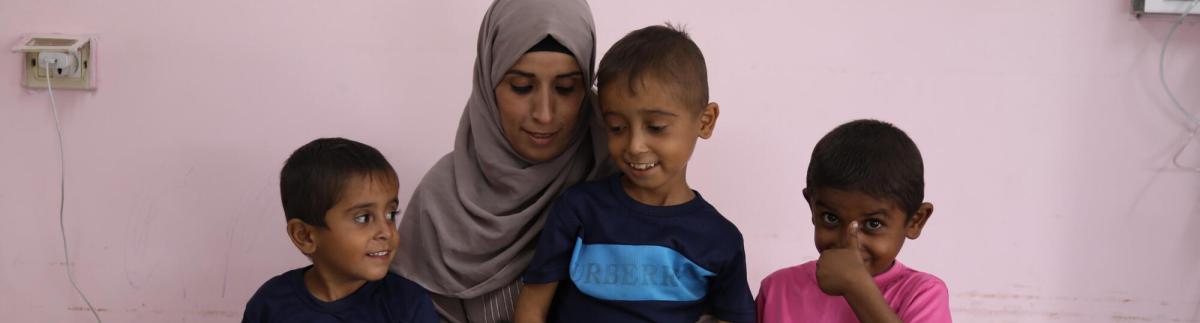 Hanan, una madre de Rafah, describe su desesperada lucha por mantener con vida a sus tres hijos enfermos en medio del desplazamiento, la hambruna y el colapso total de la atención médica.