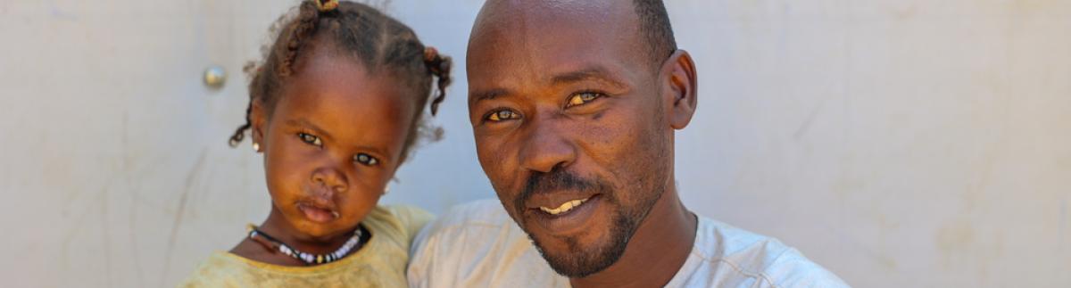 Nasr Al Deen Abdullah con su hija. 