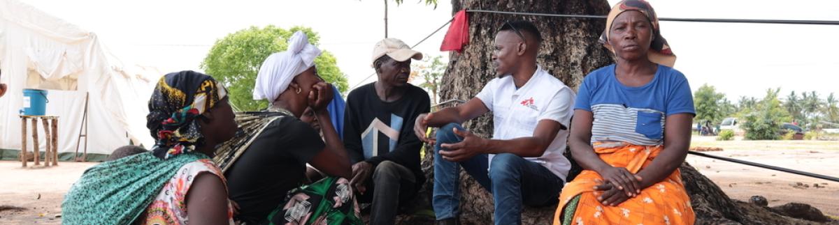 El trabajador de MSF Amade José charla con un grupo de personas desplazadas
