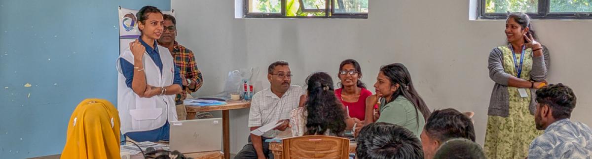 Thiviya Kandiah, responsable de la actividad de salud mental de MSF, imparte una sesión con voluntarios locales en Badulla, en el distrito de Badulla, provincia de Uva, Sri Lanka.