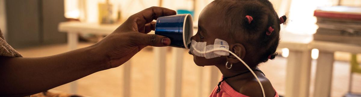 Niña ingresada por desnutrición en Adré, Chad.