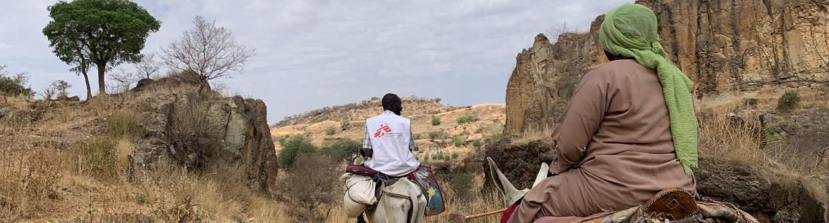 Equipo de MSF de camino a la aldea de Dilli para entregar material sanitario. Montañas de Yebel Marra, región de Darfur. Sudán