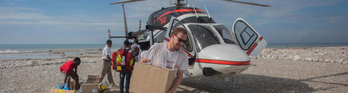 Christian, miembro de MSF, lleva materiales para las clínicas móviles y el hospital en Port-au-Piment del helicóptero que llegó desde Puerto Príncipe. Respuesta tras el paso del huracán Matthew, Haití, noviembre de 2016.