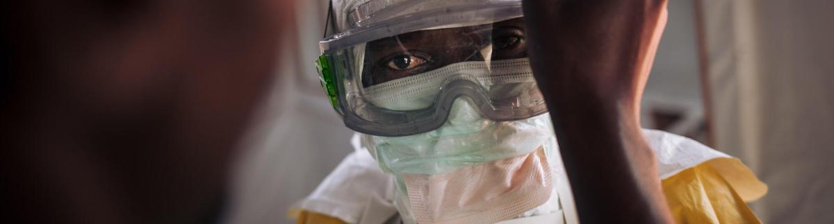 El personal sanitario escribe siempre su nombre en el equipo de protección individual (EPI) antes de entrar en la zona roja.
