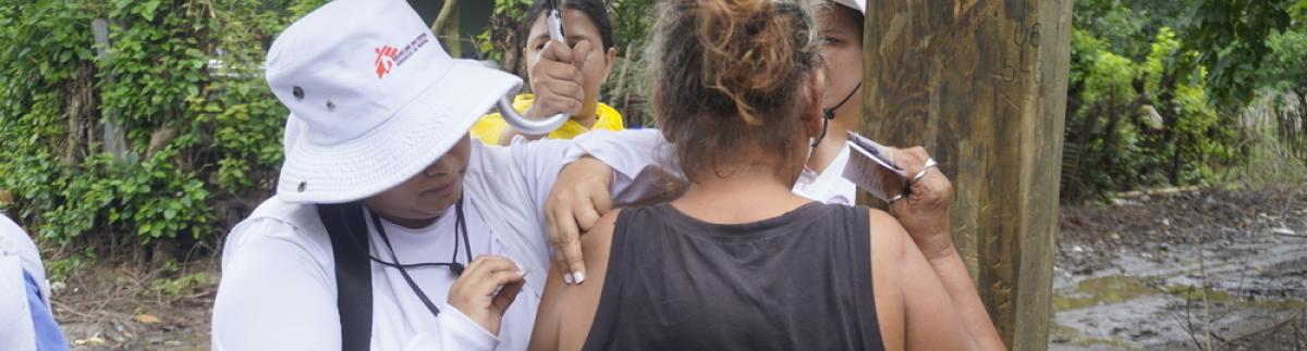 Vacunación contra la gripe y el sarampión de los residentes de la comunidad Naco, en Honduras.