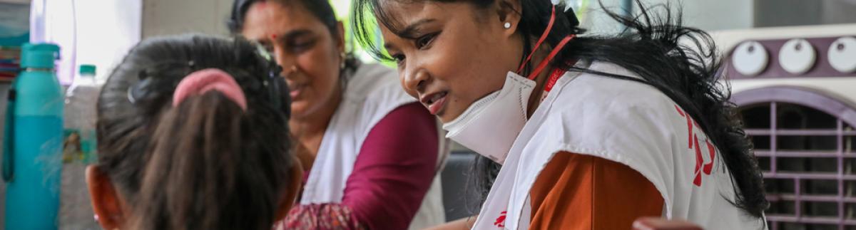 Consejeras hablan con niña con VIH en el centro atención avanzada de MSF enBihar, India.