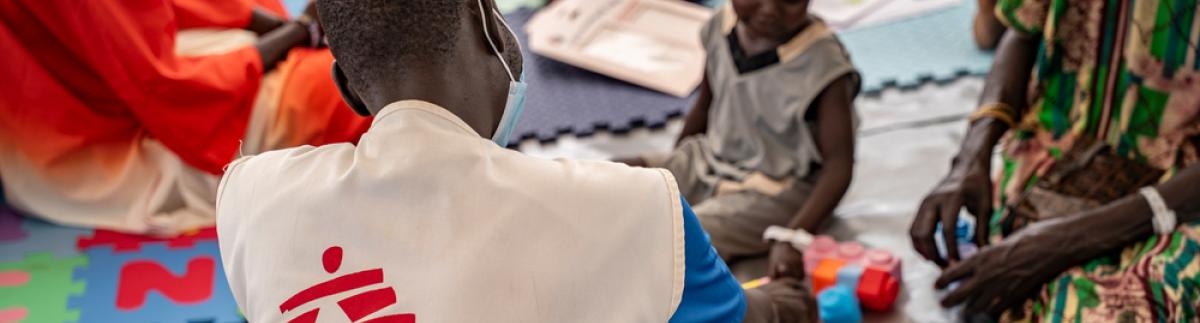 Un trabajador de MSF juega con uno de los niños durante una sesión de terapia de juego. Campo de personas refugiadas de Kule, en Gambella, Etiopía.