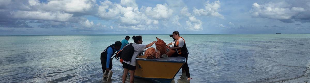 MSF colaboramos estrechamente con las comunidades y los centros de salud de la isla de Nuotaea para facilitar el acceso a la atención sanitaria y mejorar el suministro de agua y el saneamiento.