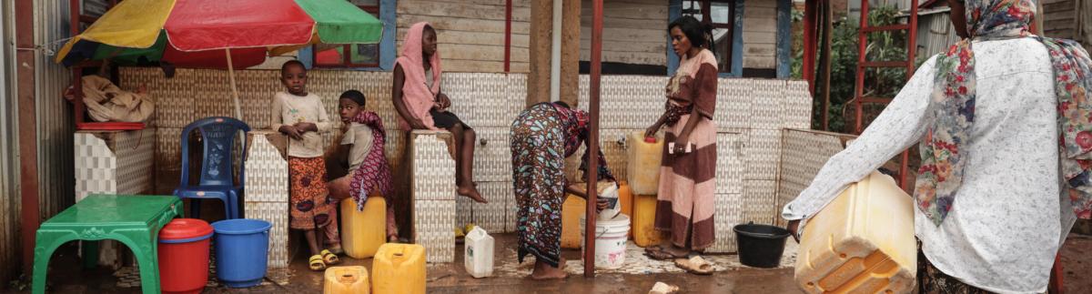 Punto de cloración de agua que proporciona agua potable y ayuda a prevenir el cólera. Kivu Sur, RDC.