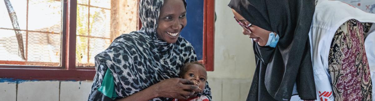 Bakhita H., de 32 años, fue derivada al Hospital Universitario de Nyala junto con su hijo Abdelrahim, de 19 meses. Abdelrahim padece desnutrición y está recibiendo tratamiento en el hospital.
