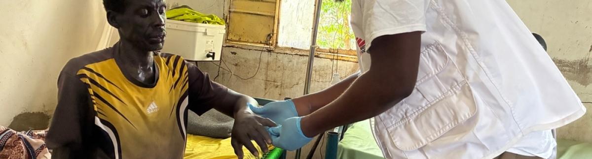 El Dr. Noble Nma examina a Nyok Awuol, de 51 años, que ha sufrido una mordedura de serpiente. Awuol pudo acudir rápidamente al Hospital del Condado de Baliet, donde recibió, entre otras cosas, una dosis de antídoto. Sin embargo, en todo Sudán del Sur hay escasez de este producto.