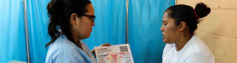 Una enfermera de salud sexual y reproductiva da información sobre métodos de planificación familiar durante una brigada médica en la comundad de Las Margaritas, Soyapango.