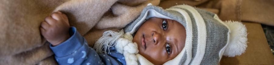 Niña de cuatro meses, de Costa de Marfil, superviviente a bordo del Geo Barents.
